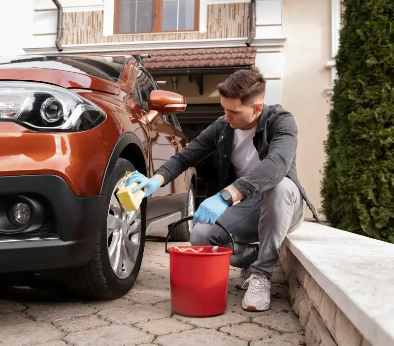 Lavage auto à domicile Saint-Carné : professionnel intervenant sur un véhicule